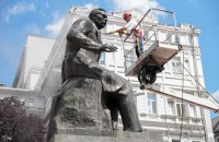 ​У Києві прибирають захисні споруди з пам'ятників, щоб оцінити їхній стан 