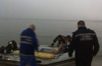 На острове под Запорожьем сильный ветер повалил на женщину дерево