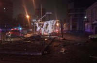 На Васильківській вибухом пошкоджено білборд, уламки на місці вибуху опізнали як протирадіолокаційну авіаційну ракету (оновлено)