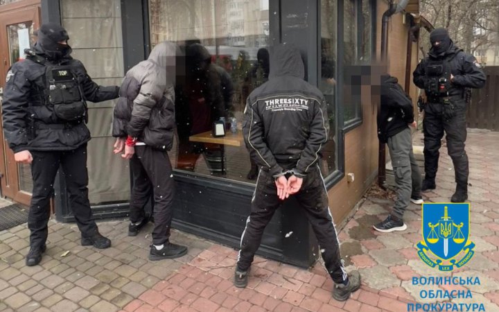 На Волині бандити “вибивали” гроші з пораненого військового, – СБУ