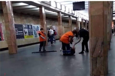 Полицейскому, избившему дубинкой мужчину в киевском метро, сообщили о подозрении