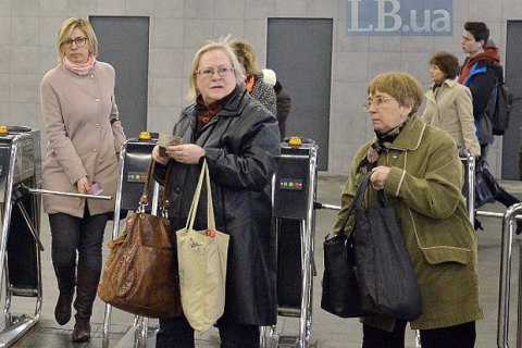 Пенсионерам без карточки киевлянина запретили бесплатно ездить в метро Киева