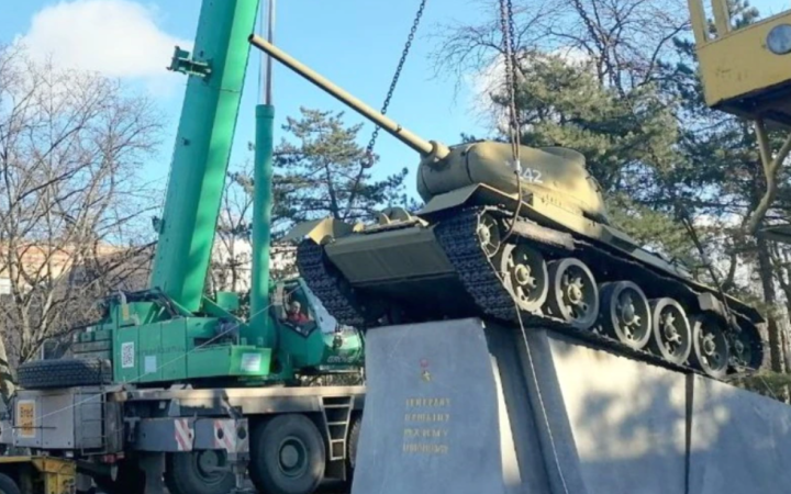 У Дніпрі демонтували пам'ятник “Танку”