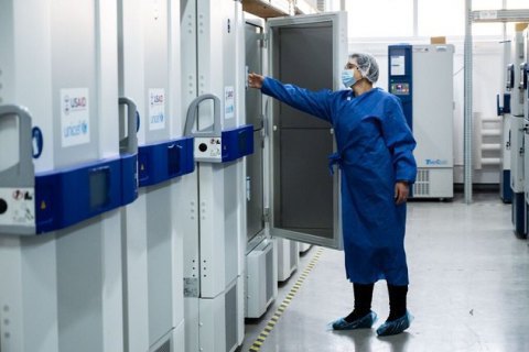 США помогут Украине купить 14 специальных морозильных камер для вакцин Pfizer