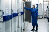 США помогут Украине купить 14 специальных морозильных камер для вакцин Pfizer