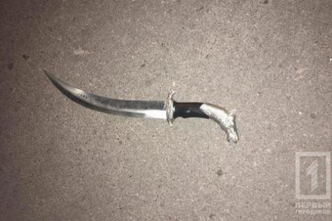 Житель Кривого Рога угрожал патрульным саблей