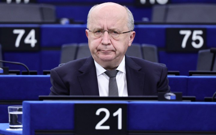 У ЄС закликали відмовитися від “модних” видів зброї на користь дешевших систем, а також – відкрити свої арсенали для України