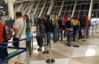 Эвакуированные из Непала украинцы проходят паспортный контроль в Баку