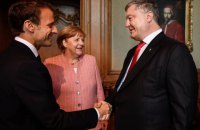 Порошенко зустрівся з Меркель і Макроном у Німеччині