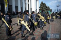 МВС не виключає, що силовики зняли оточення ВР і АП через ухвалену постанову