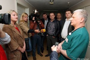Милиция не подпускает к Луценко его жену(Обновлено)