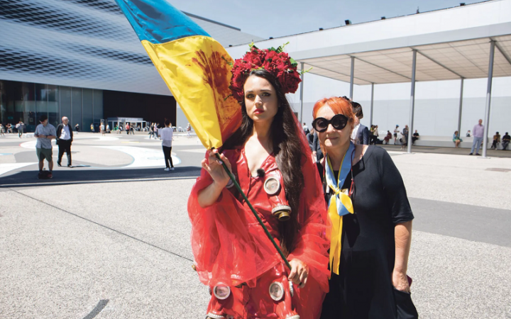 Швейцарська перформерка Ізагус Тауш продемонструвала на Art Basel сукню з протигазів з очима Путіна