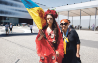 Швейцарська перформерка Ізагус Тауш продемонструвала на Art Basel сукню з протигазів з очима Путіна