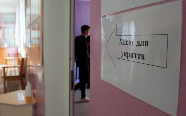 ​На Прикарпатті для школи купили укриття на 68 осіб, хоча там навчаються 202 учні та працюють 54 педагоги 