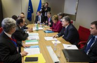 Меркель и Олланд пообещали Порошенко сохранить санкции против РФ