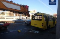 Автокран протаранил стрелой маршрутку в Одессе, трое пострадавших
