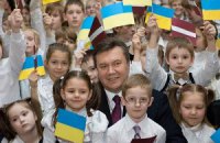 ​Янукович взял на Кубу больную девочку 