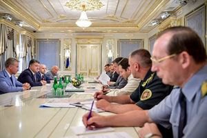 Порошенко хочет отправлять военкомов в зону АТО
