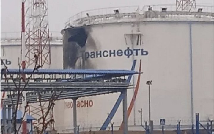 У Росії в Орловській області стався вибух на нафтобазі. Губернатор заявив про "підрив безпілотником"