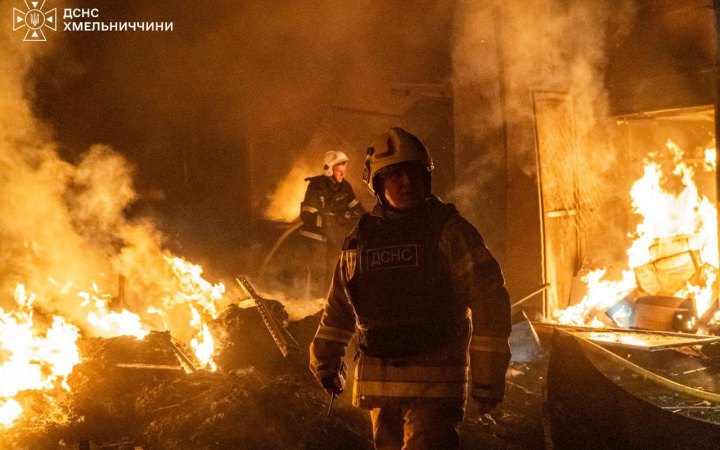 Після російської атаки у Хмельницькому через повторну детонацію травмовані рятувальники