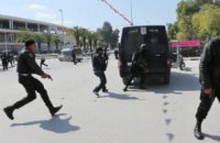 В Тунисе вооруженный ножом исламист напал на полицейских возле парламента