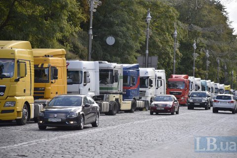 Зеленський підписав закон про підвищення штрафів за перевантажені фури