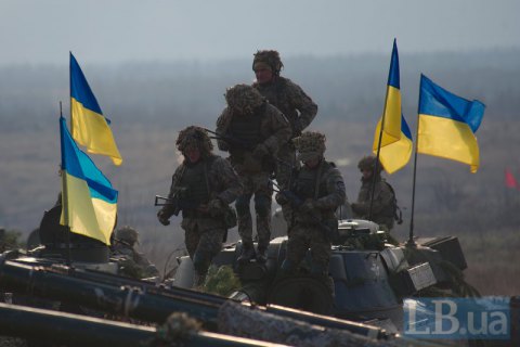 Військовим підвищили зарплату до 10 тисяч гривень, на фронті - до 21 тисячі