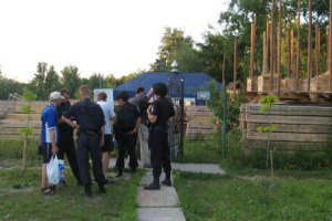 Незаконное строительство церкви в парке "Победа" в Киеве приостановлено - строителей забрали в отделение милиции (ОБНОВЛЯЕТСЯ)
