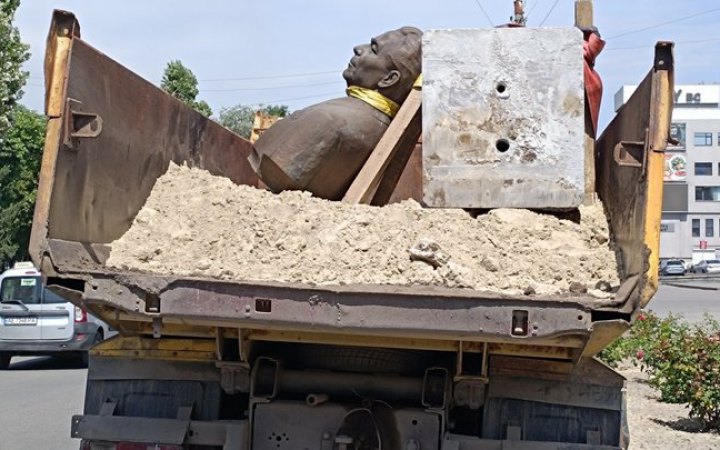 У Кам`янському демонтували бюст Брежнєва