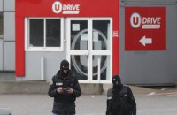 Французский полицейский, который обменял себя на заложника в Требе, умер от ран