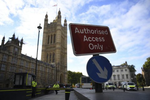 Британский парламент уйдет на четырехнедельный карантин