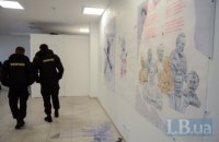 В Киеве люди в масках разгромили выставку Давида Чичкана