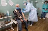 Прививки Pfizer получили 120 пациентов и сотрудников Киевского гериатрического пансионата