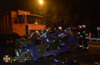 В Днепре легковой автомобиль влетел в мусоровоз, погибла 20-летняя девушка