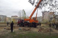 В Киеве на Позняках восстанавливают снесенные вчера секции строительного забора