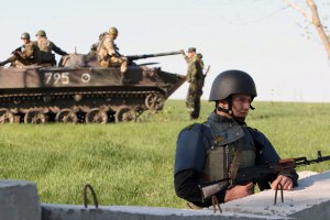 Возле Славянска из-за обстрела погиб силовик, ранены еще трое