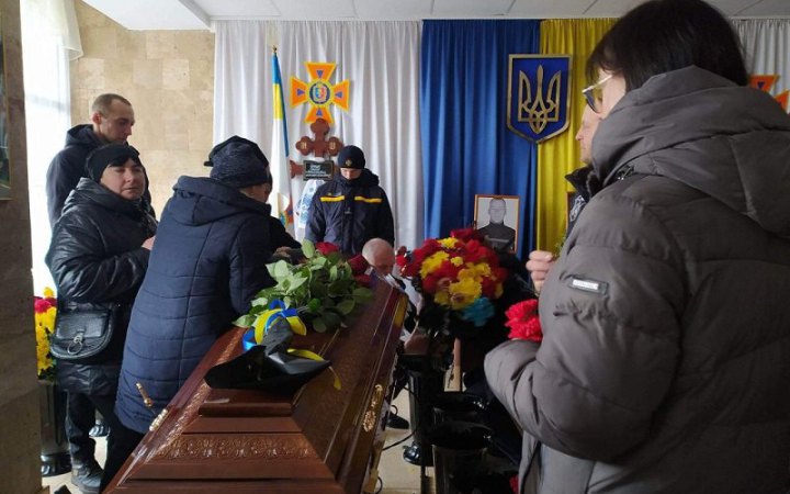 ​У Хмельницькому попрощалися з рятувальниками, які загинули внаслідок обстрілу 