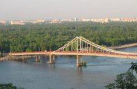 ​По пешеходному мосту разрешат ездить автомобилям
