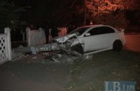 Пьяная компания на Mitsubishi протаранила забор отделения милиции в Дарницком районе Киева