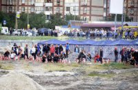 Киевляне защищают троещинскую "Яму" от рейдеров