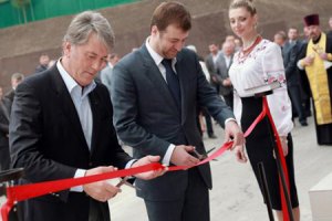 Ющенко открыл гостиницу зятя