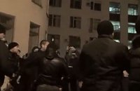 Округ 215. Появилось видео потасовки под окружкомом
