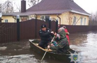 В Сумской области полицейские вывозят на лодках жителей подтопленной Ахтырки