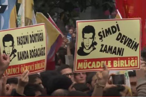 В Стамбуле полиция разогнала протестующих водометами