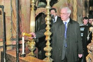 Азаров зажег в Кривом Роге свечи