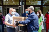 Порошенко передав 1800 швейцарських тестів на коронавірус лікарням Тернопільщини 