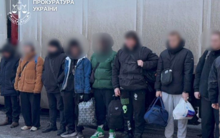На Буковині іноземець намагався вивезти до Молдови сімох чоловіків у вантажівці з пивом