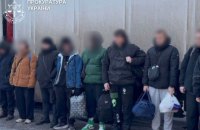 На Буковині іноземець намагався вивезти до Молдови сімох чоловіків у вантажівці з пивом