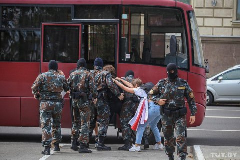 У Білорусі за участь у мітингах склали понад 200 адмінпротоколів щодо неповнолітніх
