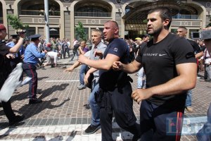 Оппозиционер записал молодчиков, напавших на журналистов, в преступники